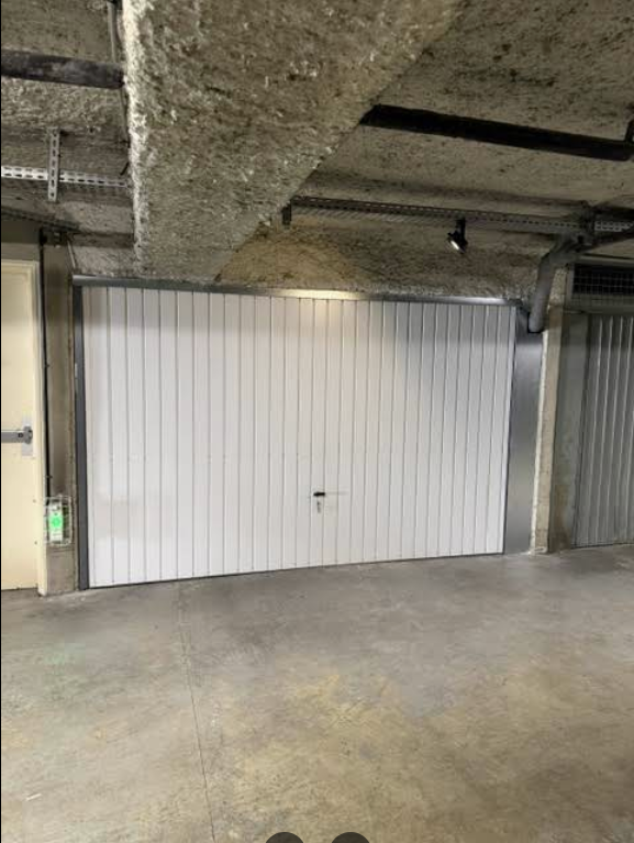Porte de garage sectionnelle — Motorisée, maison